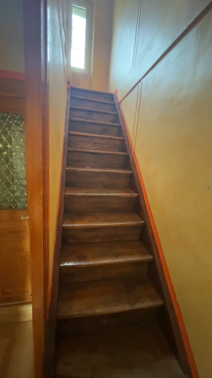 AÉROGOMMAGE D'UN ESCALIER EN CHÊNE A ALLEYRAC 43150 HAUTE-LOIRE