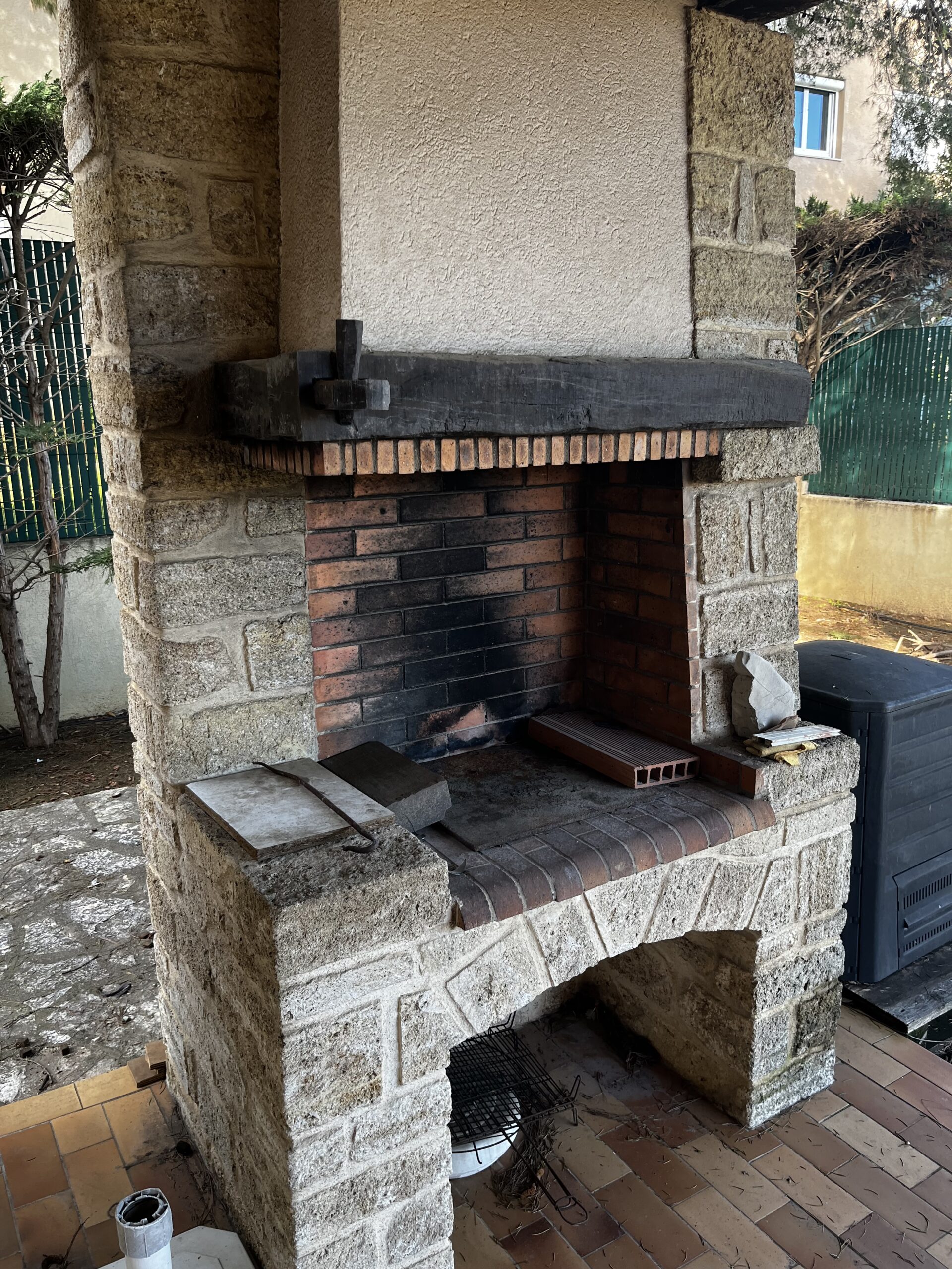 Photo d'un barbecue avant nettoyage par système d'aérogommage 