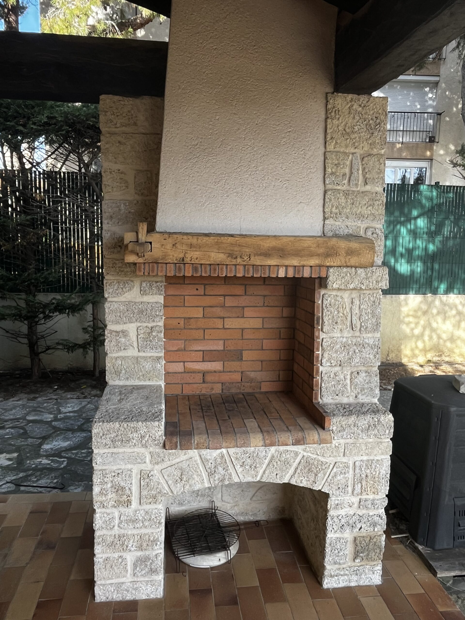 Nettoyage d'un barbecue à basse pression avec une aérogommeuse 