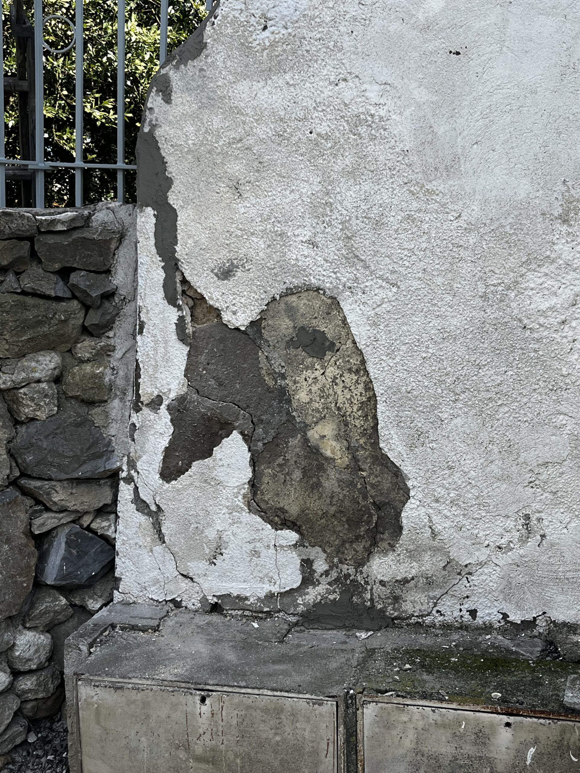 fissures et béton éclaté avant travaux