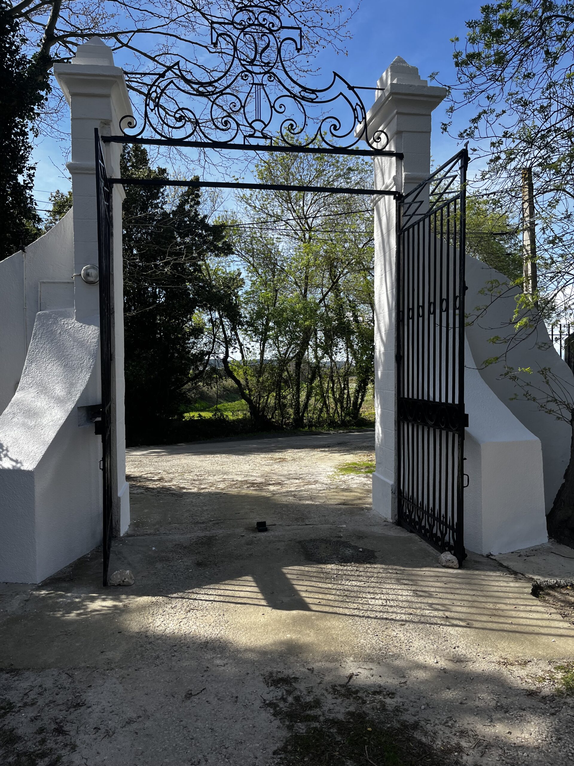 aérogommage et peinture d'un portail fer ancien