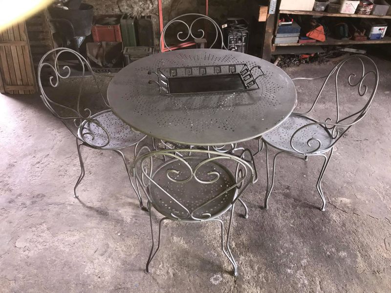 Photo d'un ensemble table de jardin décapé