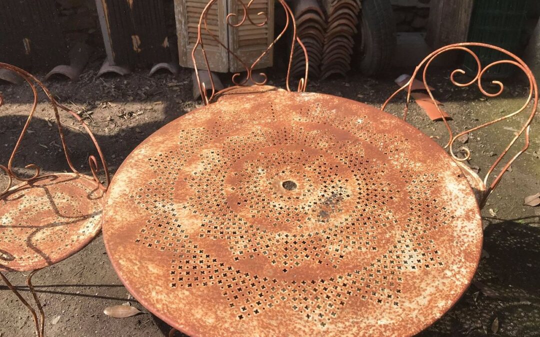 Photo d'une table de jardin en fer rouillé