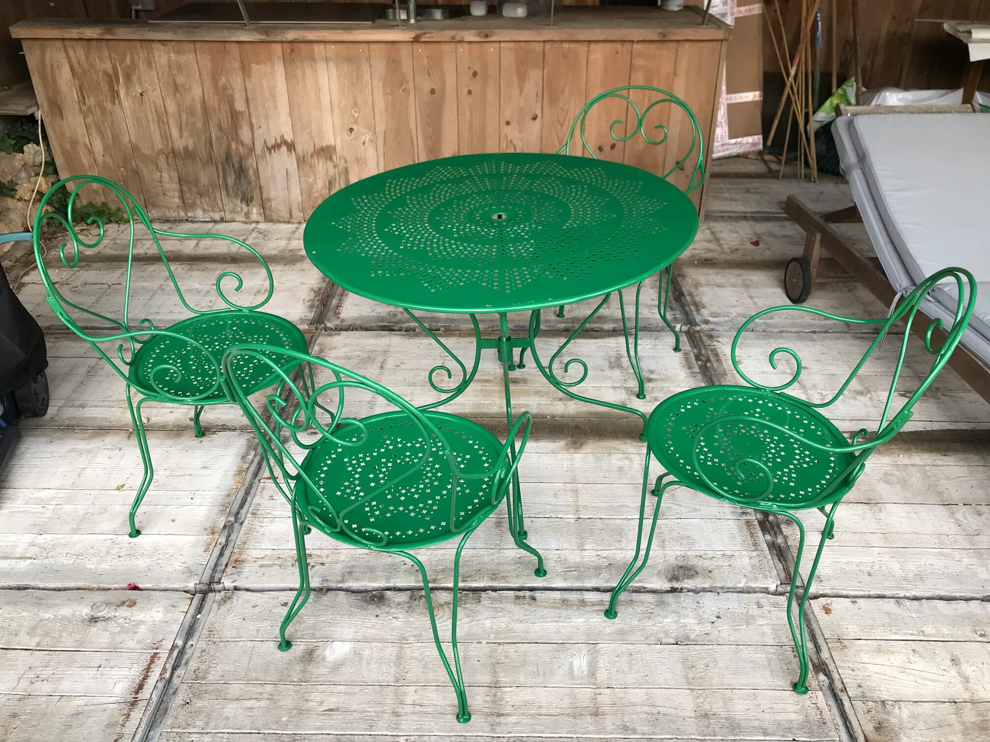 Ensemble table de jardin décapé et peint