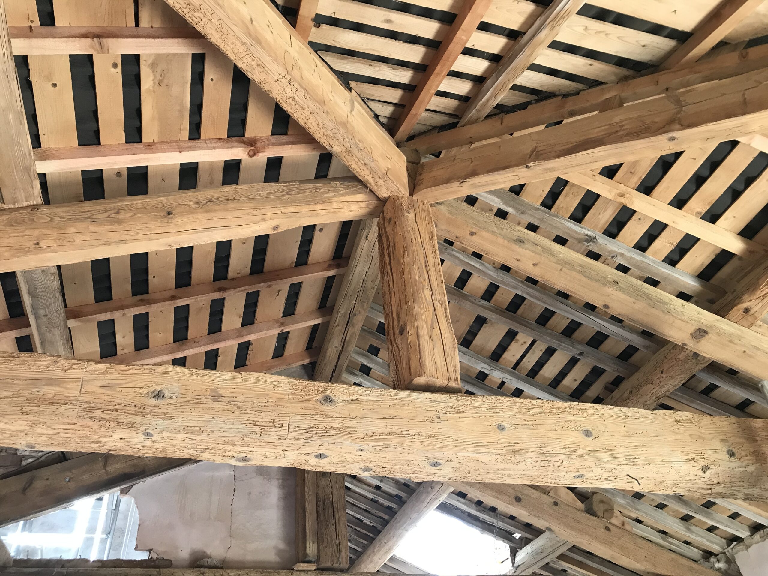 AÉROGOMMAGE SABLAGE DE POUTRE EN BOIS ET CHARPENTE À VESTRIC ET CANDIAC