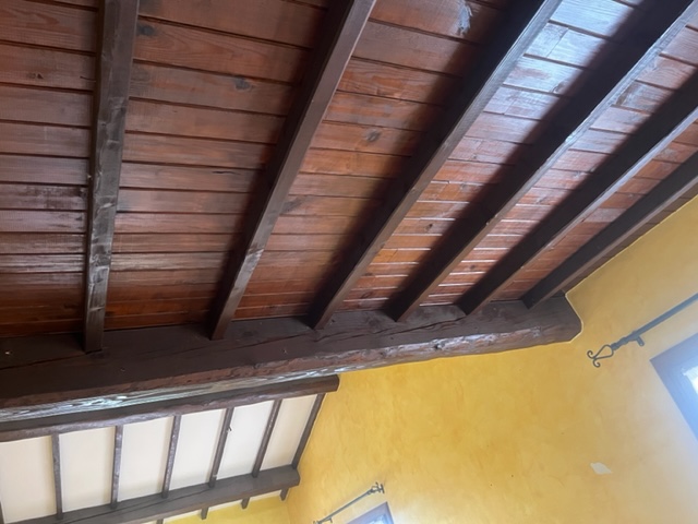 PHOTO D'UNE SOUS FACE D'UN PLANCHER EN BOIS AVANT TRAVAUX D'AÉROGOMMAGE