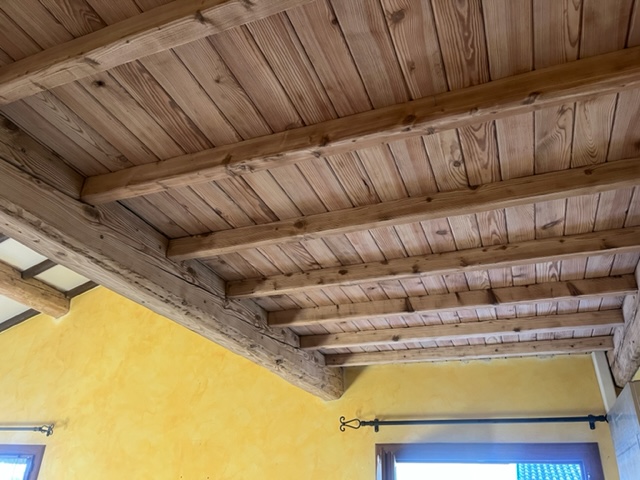 DÉCAPAGE PAR SYSTÈME D'AÉROGOMMAGE D'UUN PLANCHER EN BOIS CHEVRONS ET POUTRE 