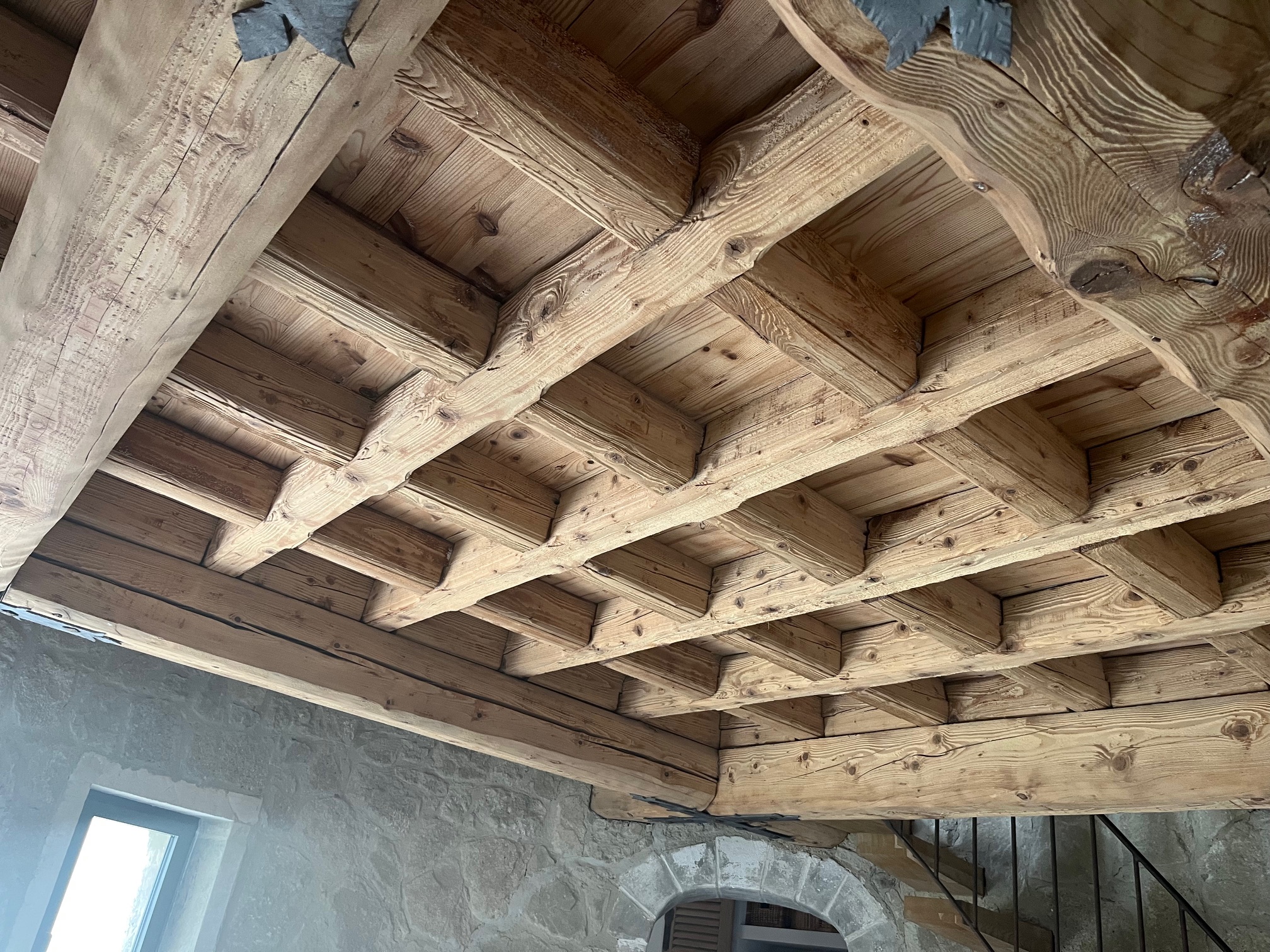 AÉROGOMMAGE DE POUTRE EN BOIS A CHÂTEAUNEUF-DU-PAPE