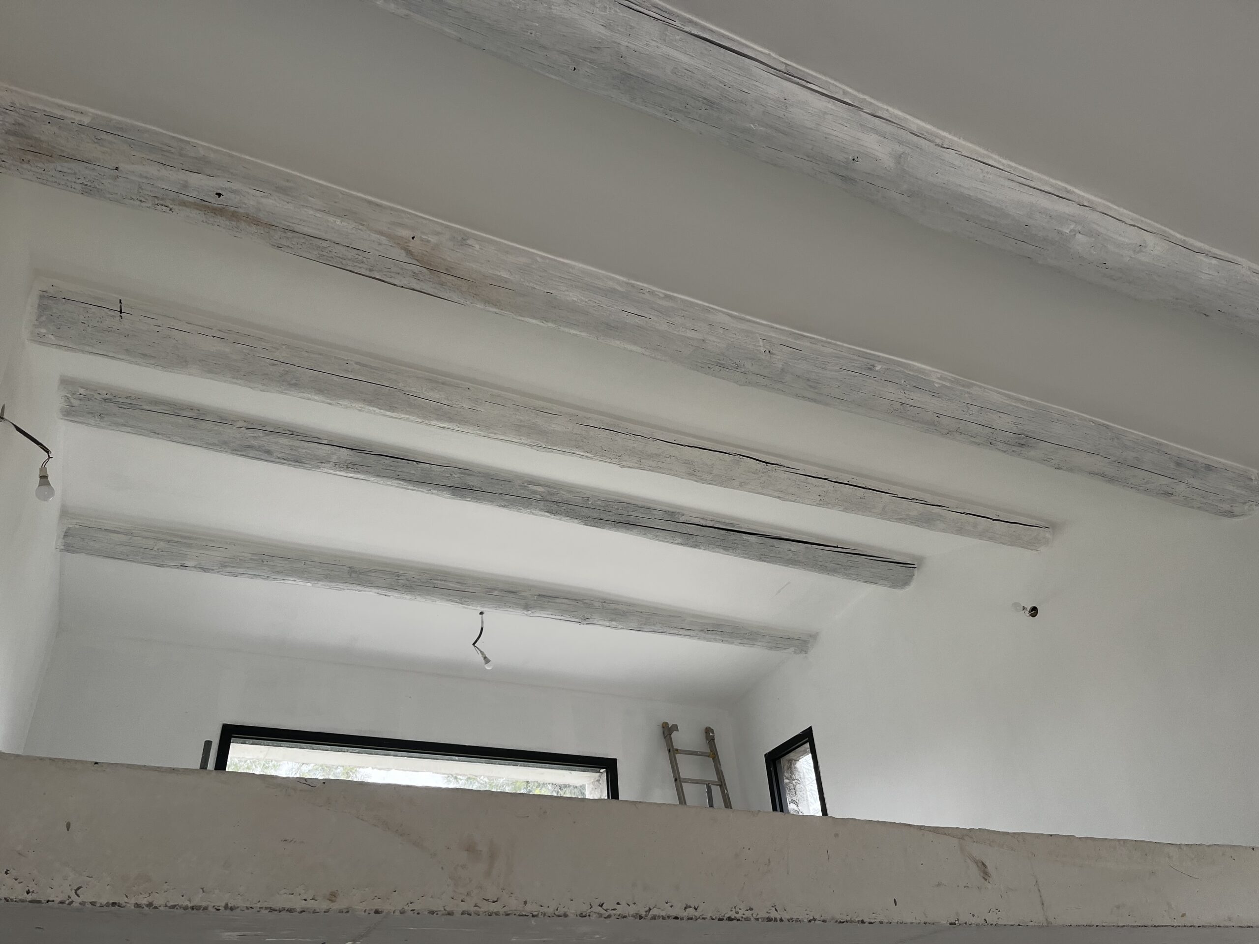 POUTRES BOIS PEINTE AVANT LES TRAVAUX DE DÉCAPAGE À AIMARGUES 30470