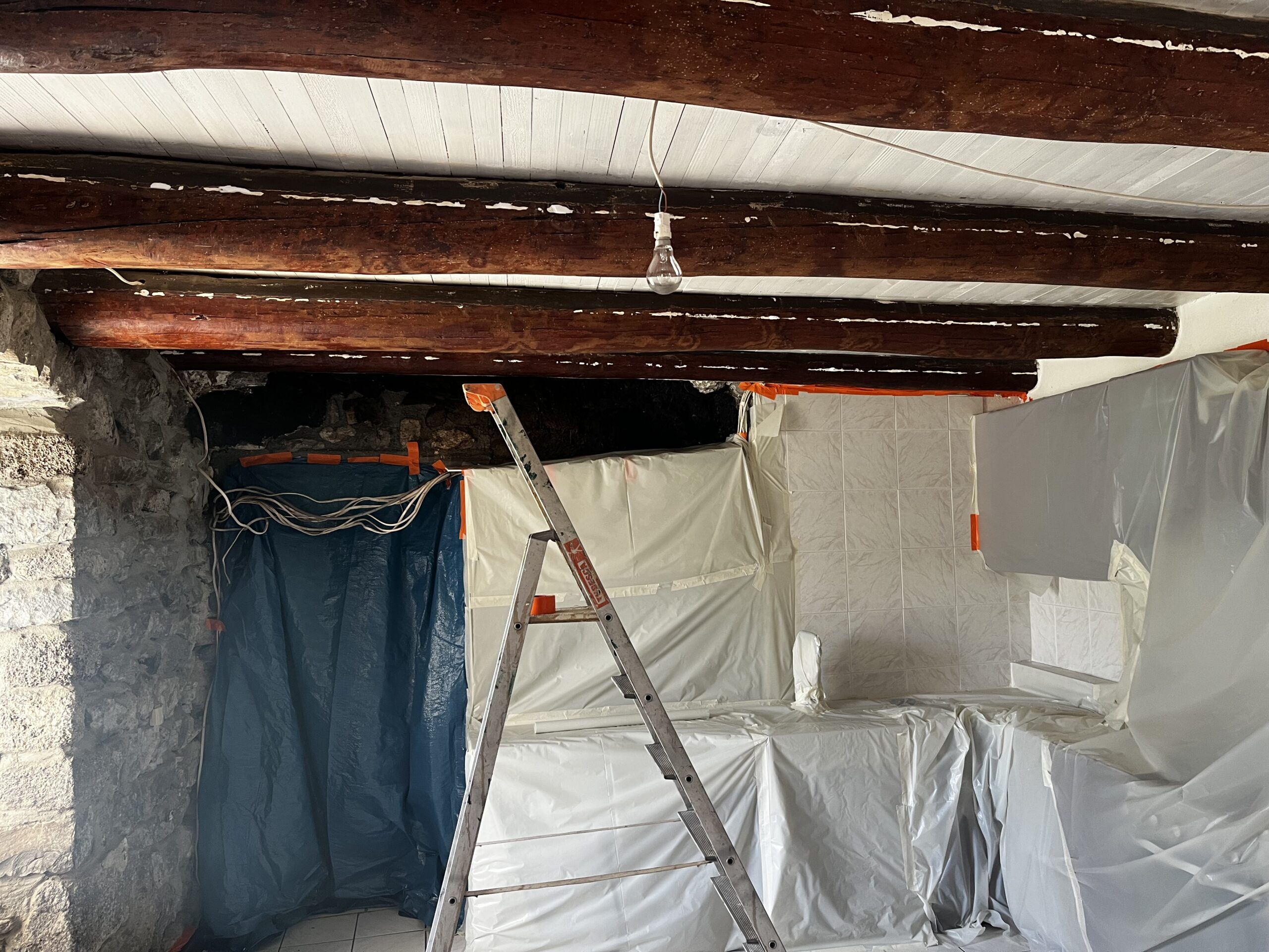 Travaux de protection et de masquage avant décapage de poutre bois 