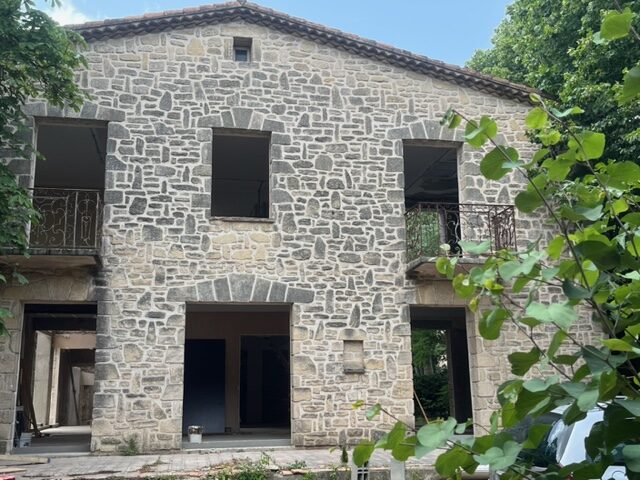 FAÇADE EN PIERRE TRÈS SALE AVANT TRAVAUX DE NETTOYAGE 