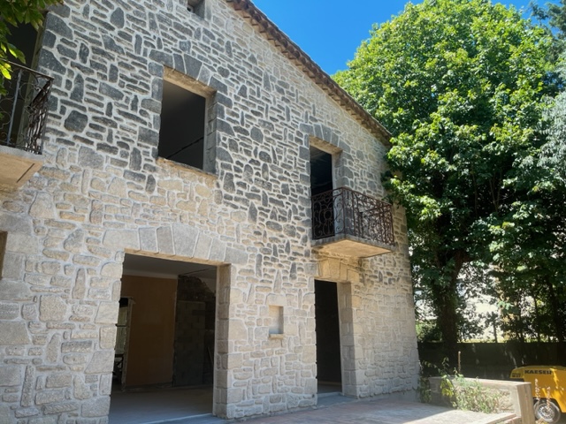 AÉROGOMMAGE DE FAÇADE EN PIERRE À MONTPELLIER