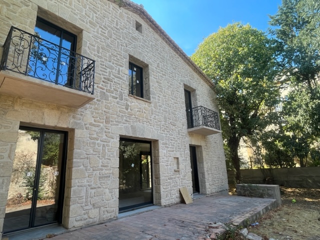 TRAVAUX DE NETTOYAGE DE FAÇADE EN PIERRE À MONTPELLIER