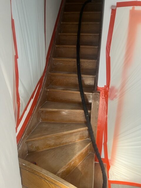 Traitement d'un escalier en chêne par décapage système d'aérogommage