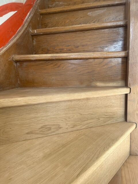 Escalier en chêne décapé par système d'aérogommage à Narbonne 11100