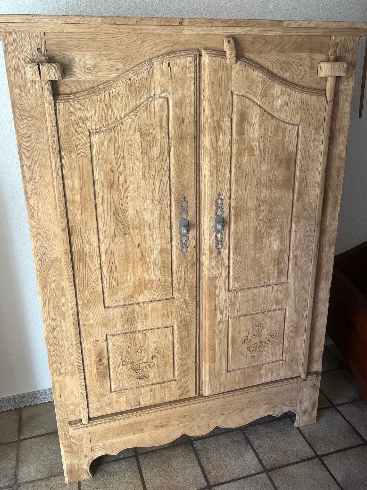 AÉROGOMMAGE ET TRAITEMENT D'UNE ARMOIRE 