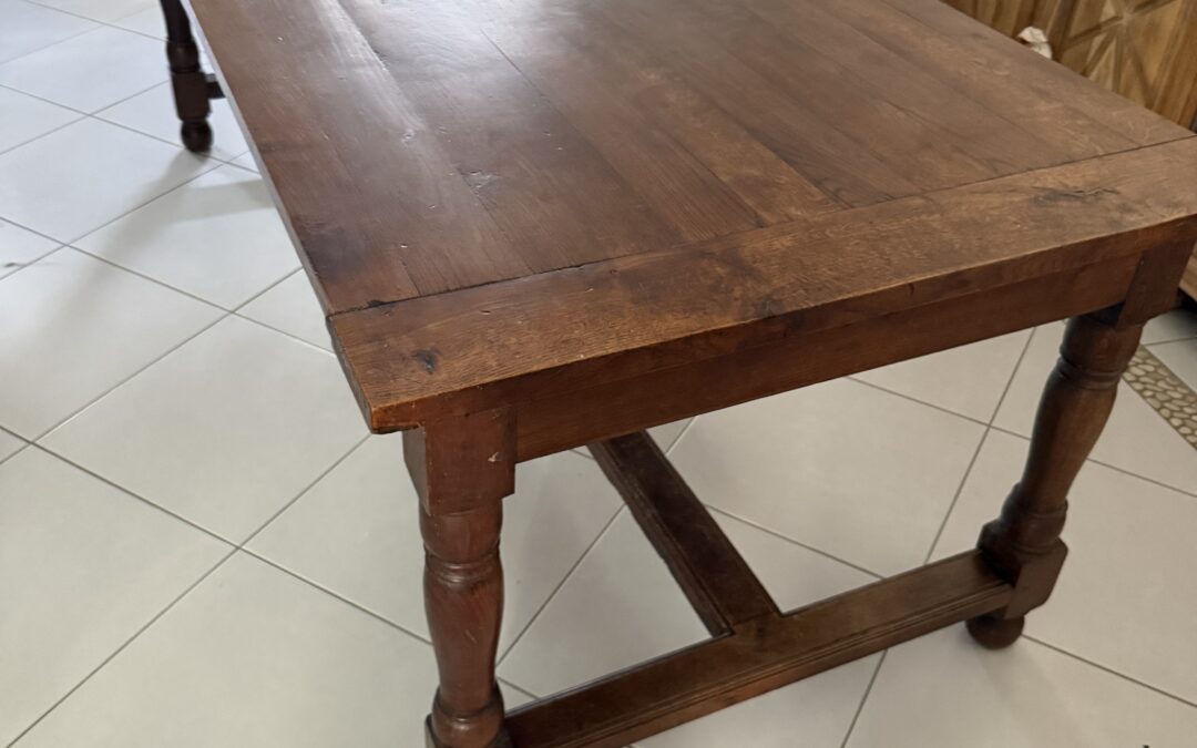 AEROGOMMAGE D’UNE TABLE EN CHÊNE HÉRAULT