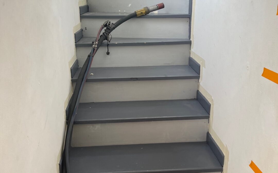  AÉROGOMMAGE D’UN ESCALIER EN PIN À MONTPELLIER