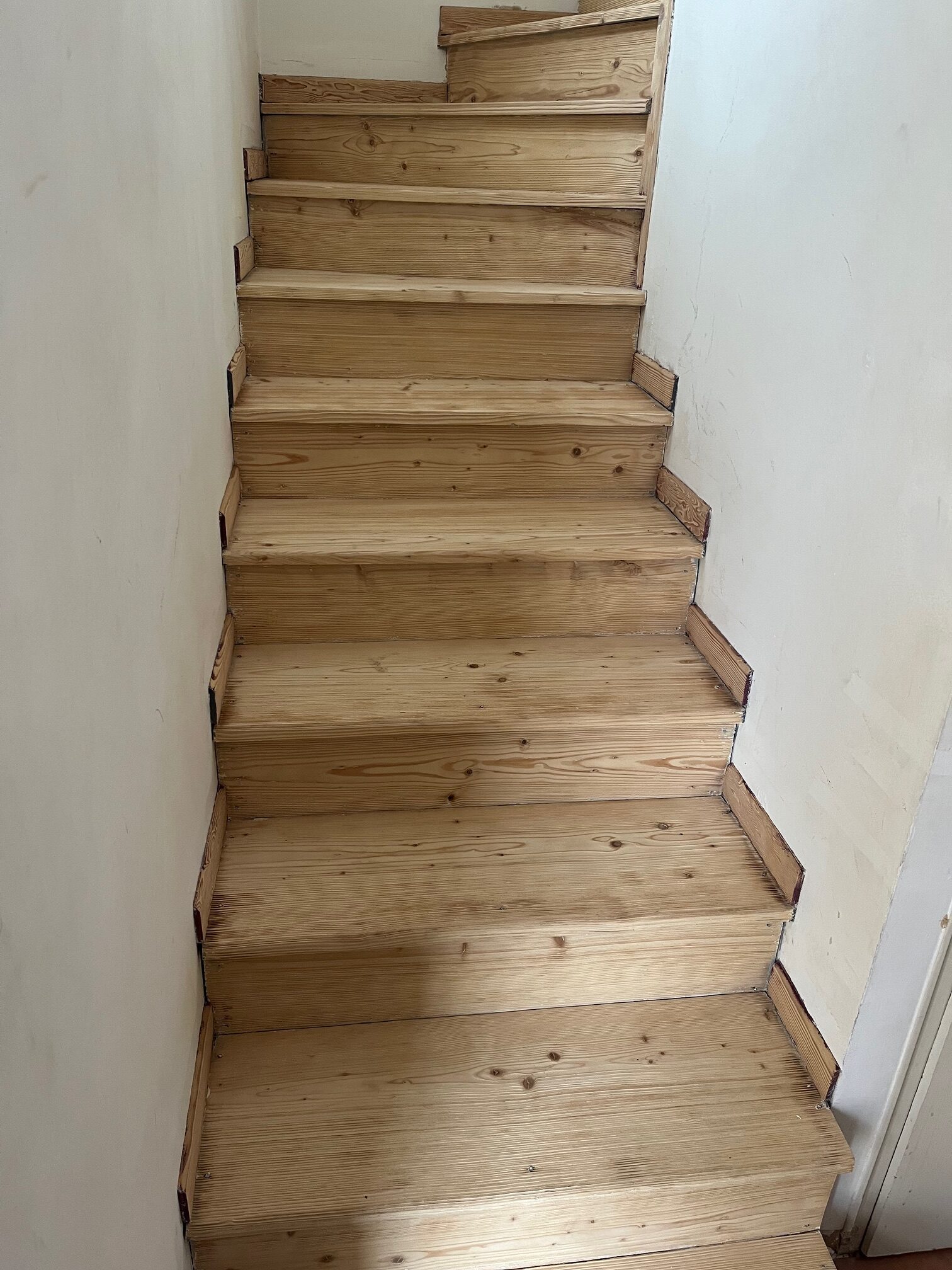 Aérogommage d'un escalier en pin avec du garnet 80 mesh