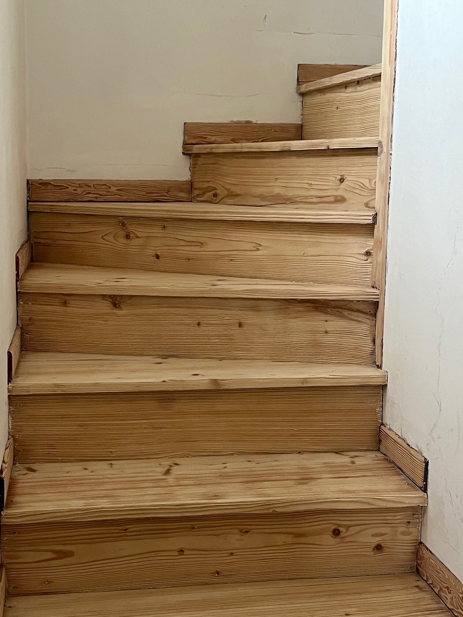 Travaux d'aérogommage d'un escalier en pin