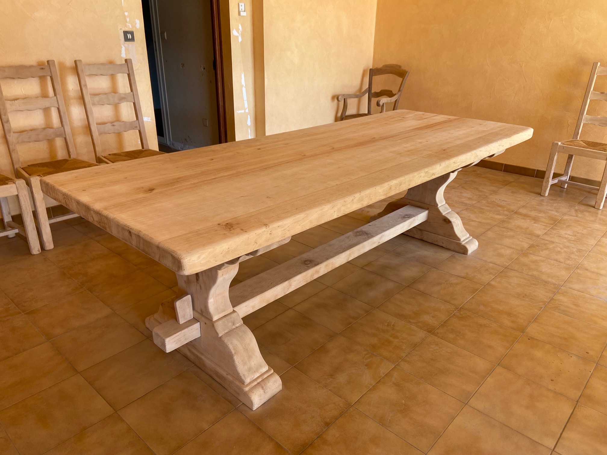 Travaux de ponçage et aérogommage d'une table en chêne 