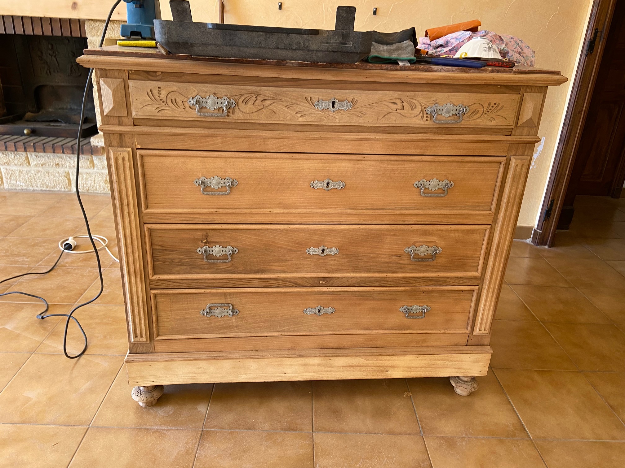 AÉROGOMMAGE D'UNE ANCIENNE COMMODE EN BOIS