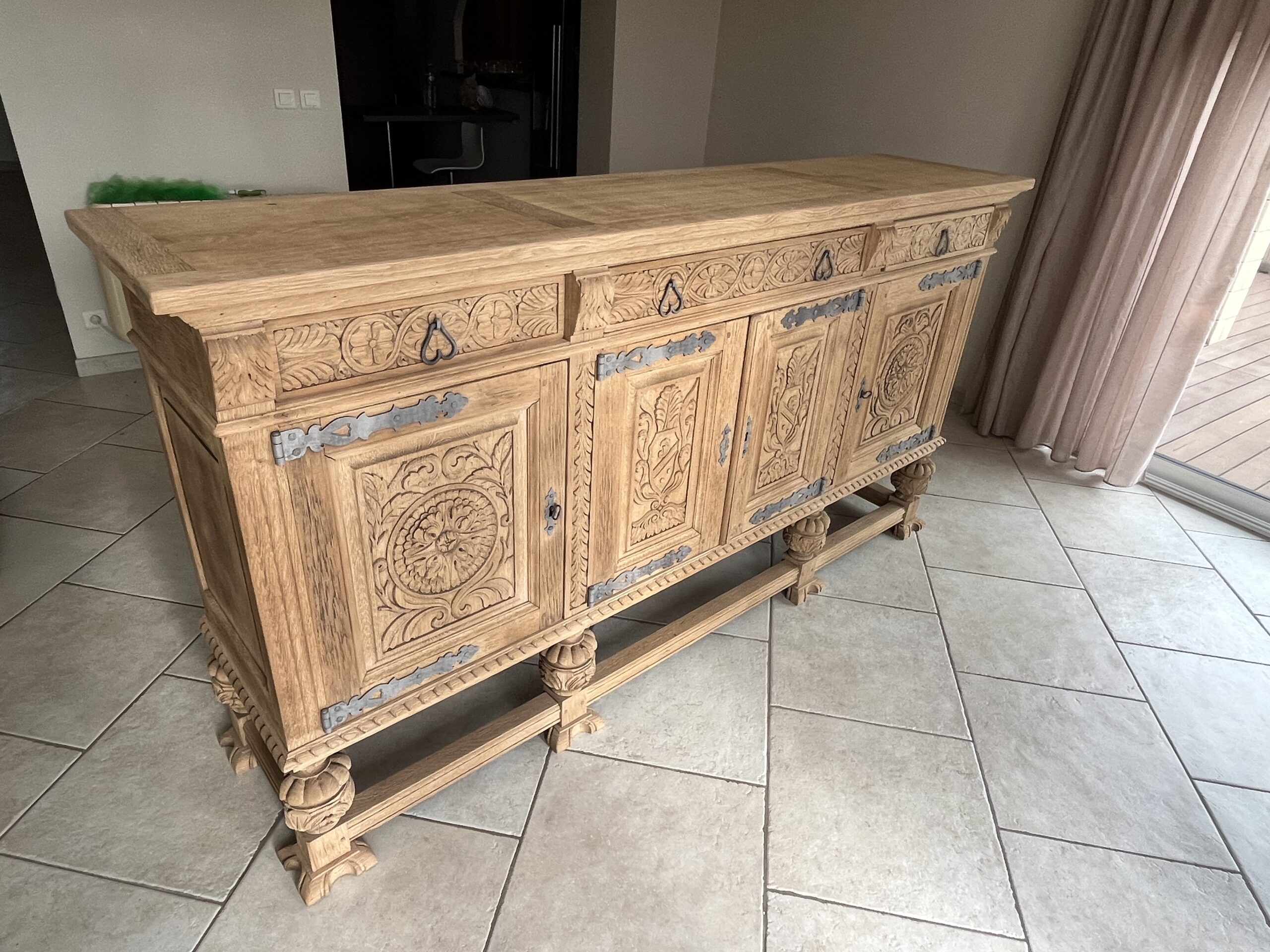AÉROGOMMAGE D'UN BUFFET ANCIEN ET RESTAURATION