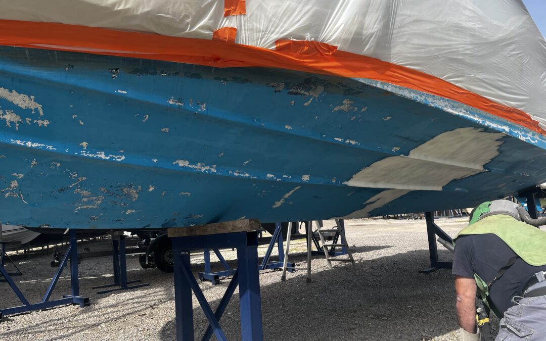 DÉCAPAGE DE COQUE DE BATEAU RÉGION OCCITANIE