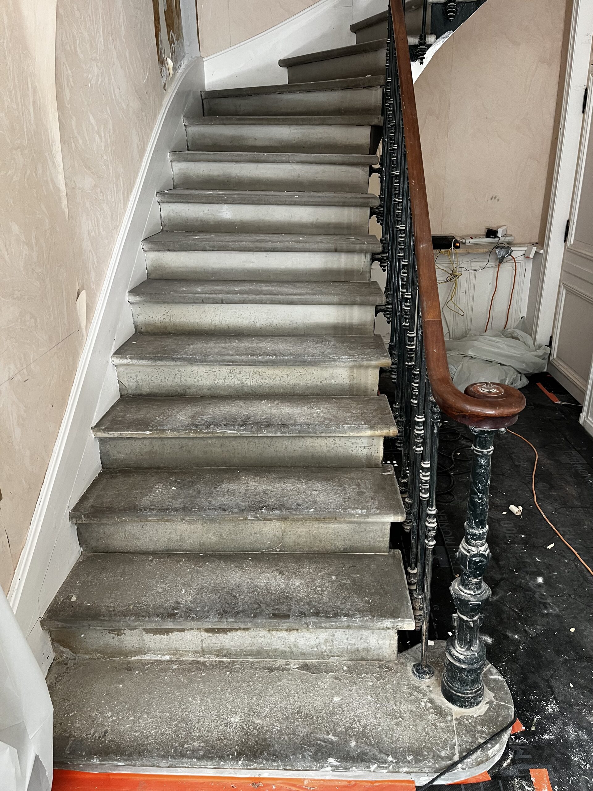 PHOTO D'UN ESCALIER EN PIERRE ARMISSAN AVANT NETTOYAGE