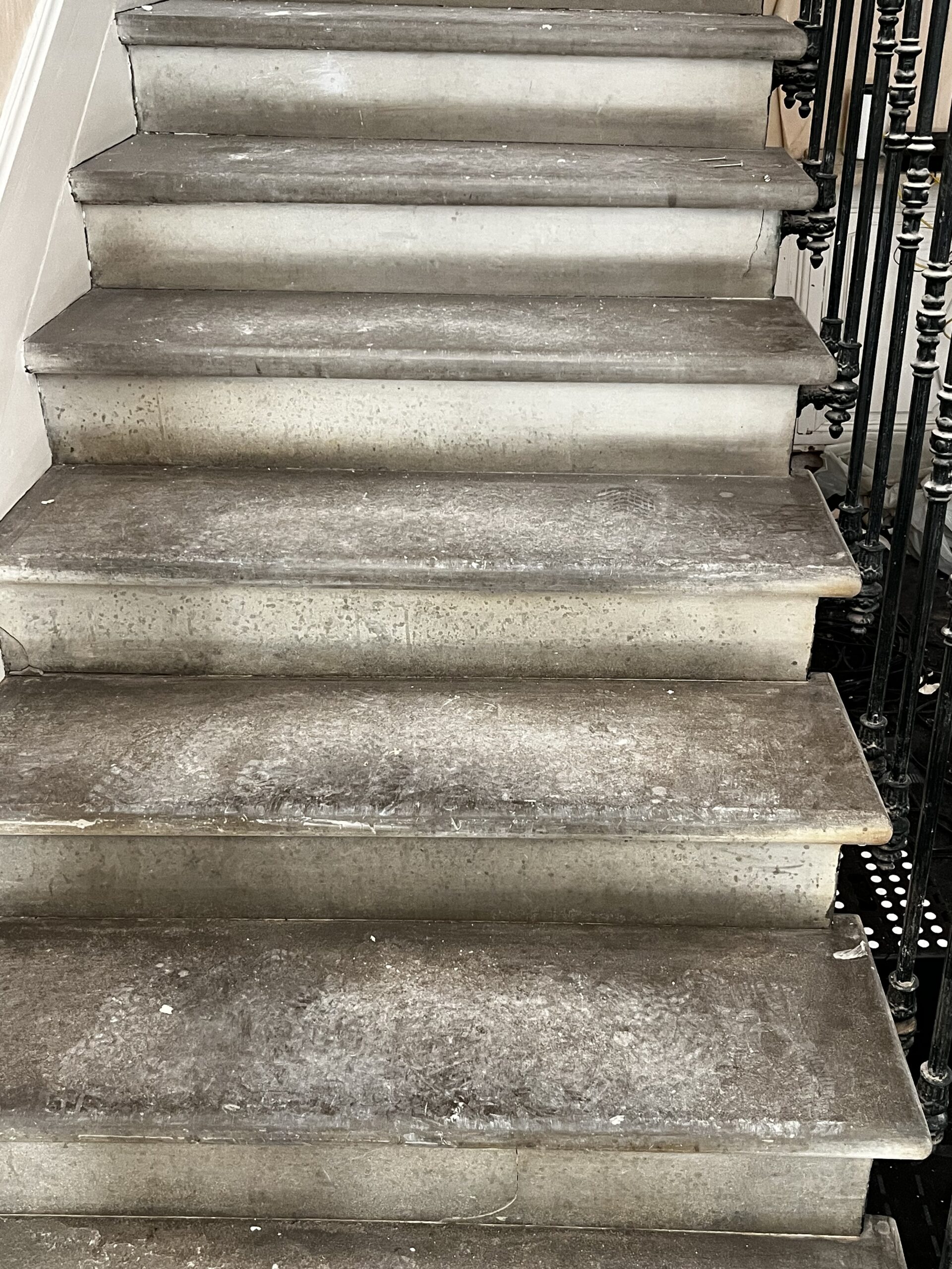 PHOTO D'UN ESCALIER EN PIERRE D'ARMISSAN SALE ET VÉTUSTE AVANT TRAVAUX DE NETTOYAGE 