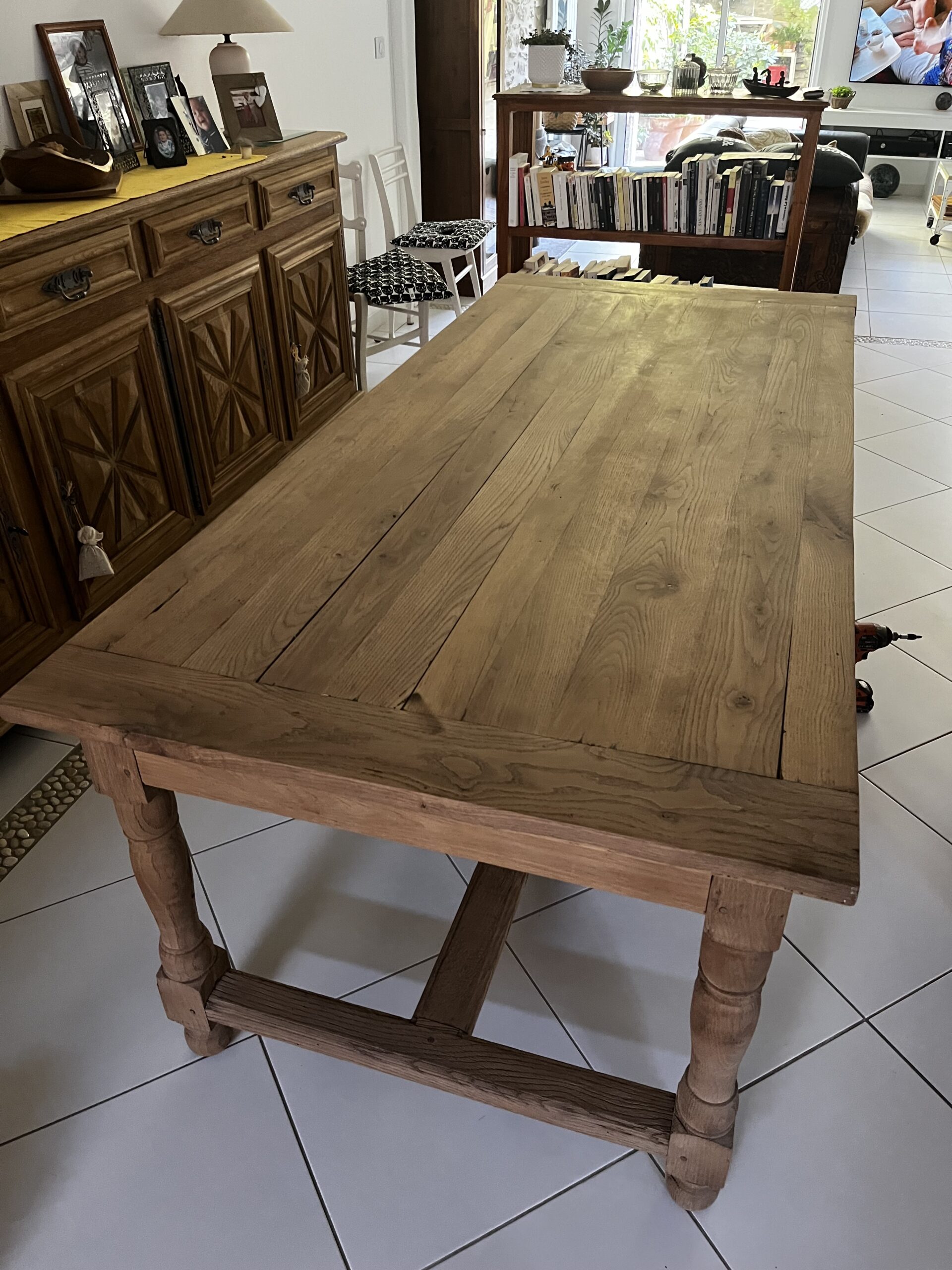 TABLE EN CHÊNE DÉCAPÉ PONÇÉ ET TRAITÉE PAR AERODNET