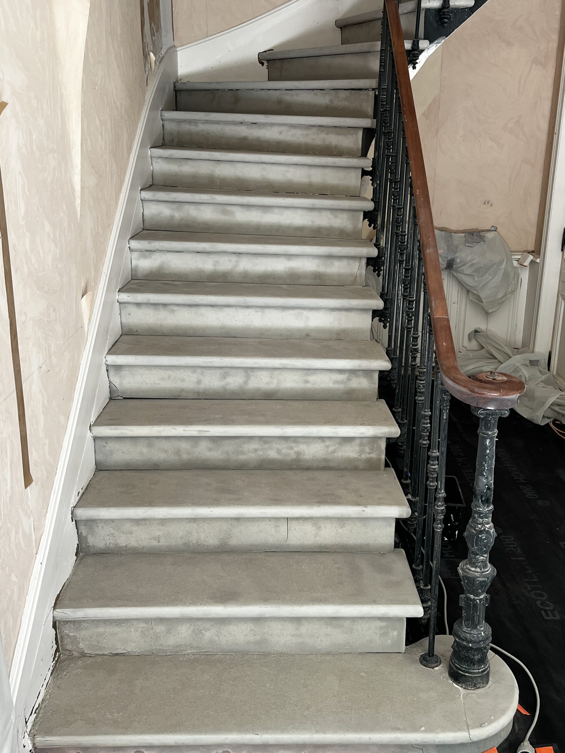 NETTOYAGE D'UN ESCALIER EN PIERRE D'ARMISSAN
