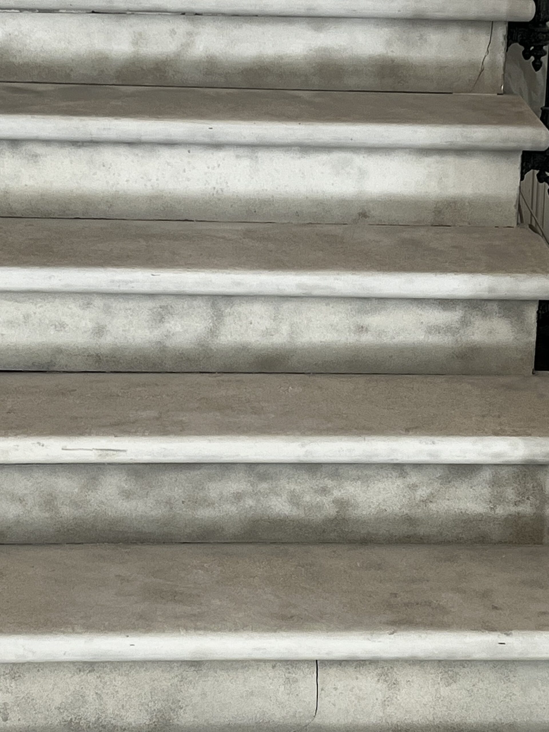 AÉROGOMMAGE ET NETTOYAGE D'UN ESCALIER EN PIERRE D'ARMISSAN