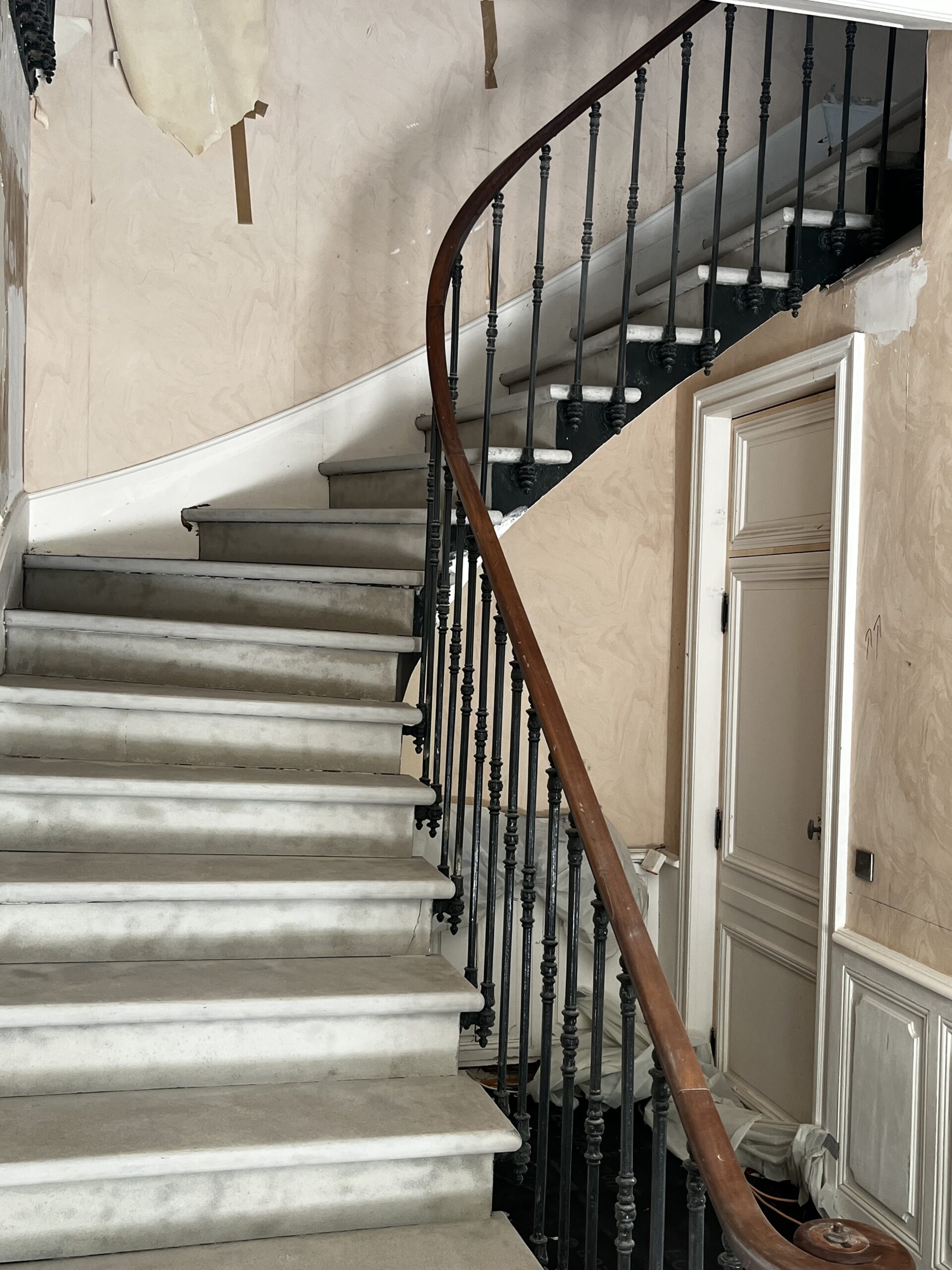 AÉROGOMMAGE D'UN ESCALIER EN PIERRE