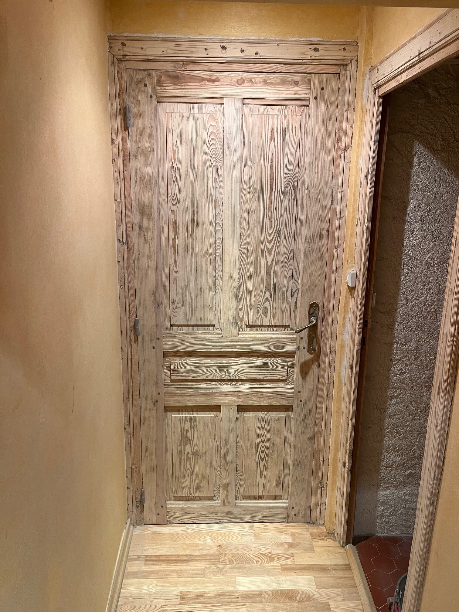 Porte en bois en sapin après les travaux d'aérogommage