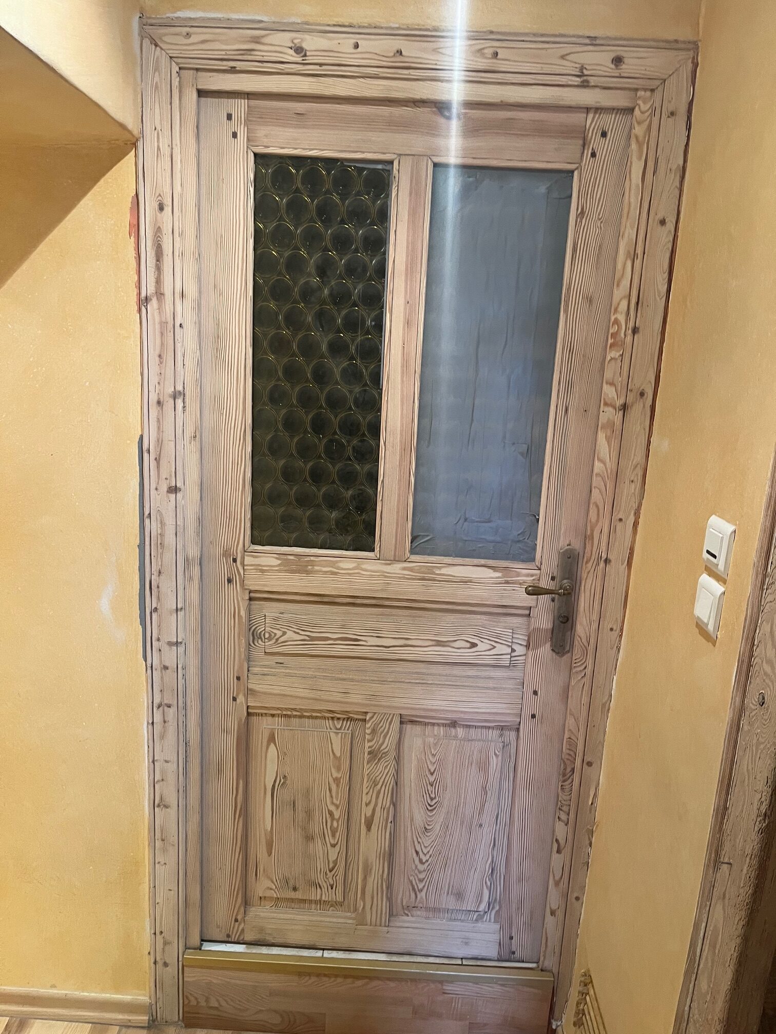 Travaux de décapage de porte en bois intérieure en pin