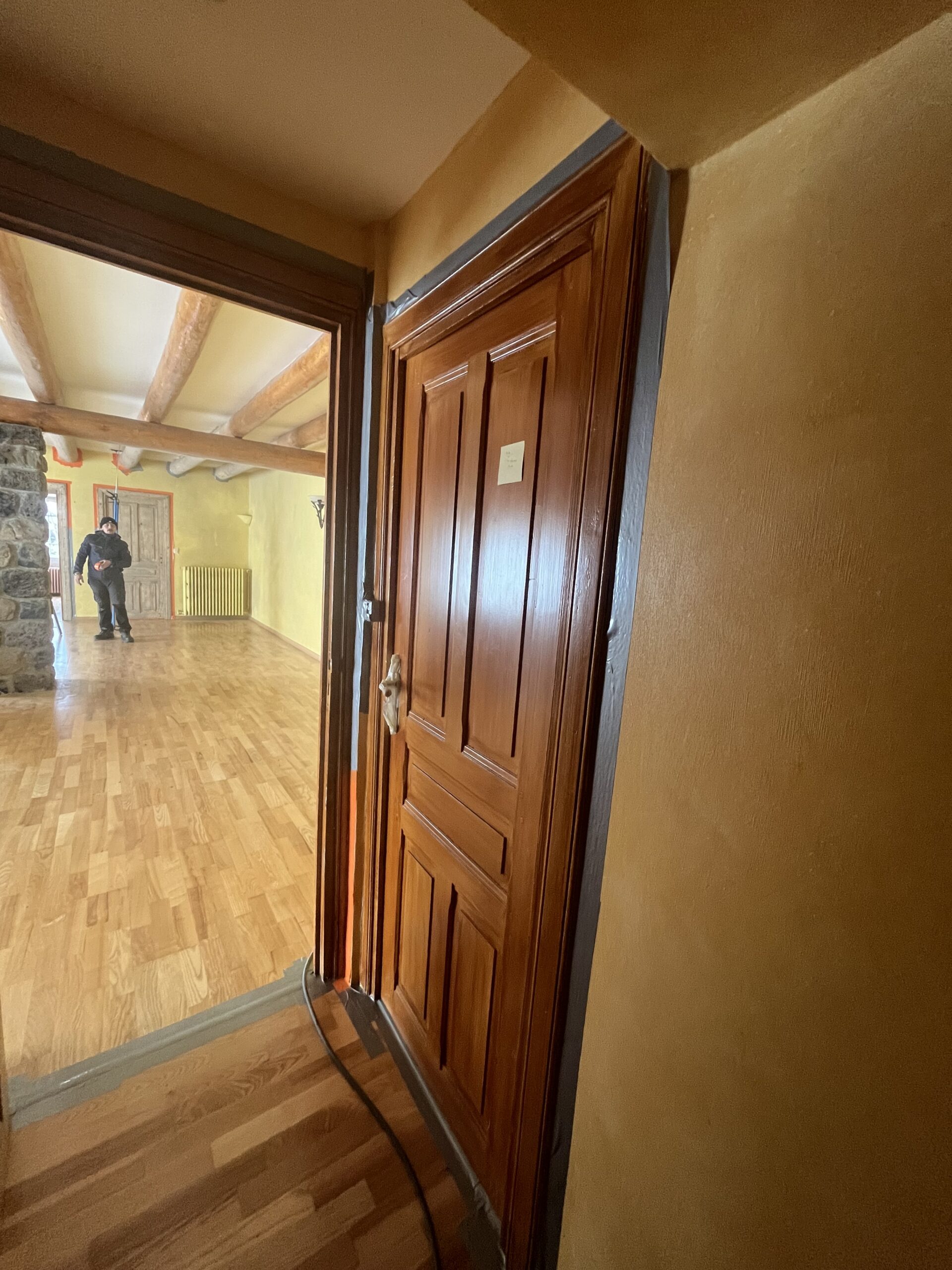 Porte en bois avant travaux de décapage par système d'aérogommage