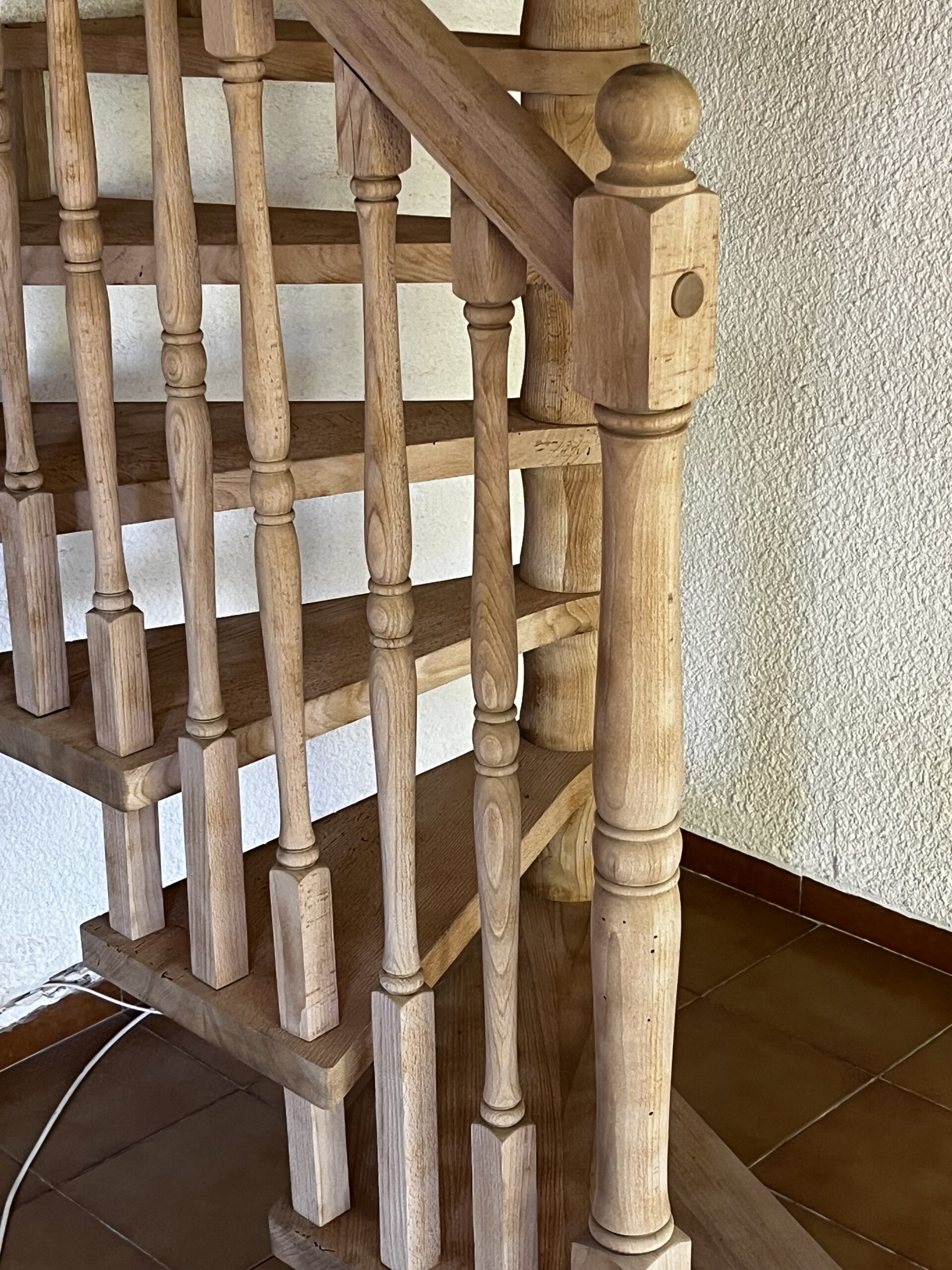 AEROGOMMAGE D'UN ESCALIER EN CHÊNE EN COLIMAÇON À LA FRANQUI COMMUNE DE LEUCATE 11300