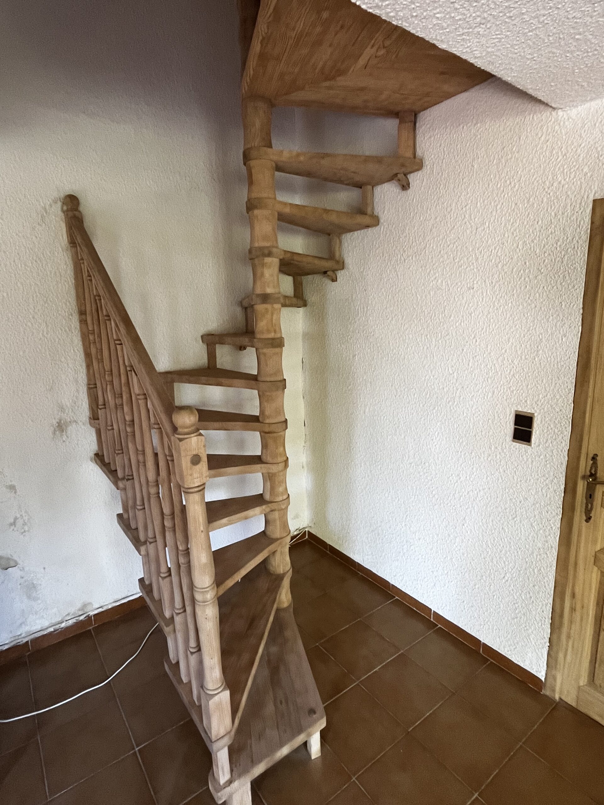 AÉROGOMMAGE D'UN ESCALIER EN CHÊNE 